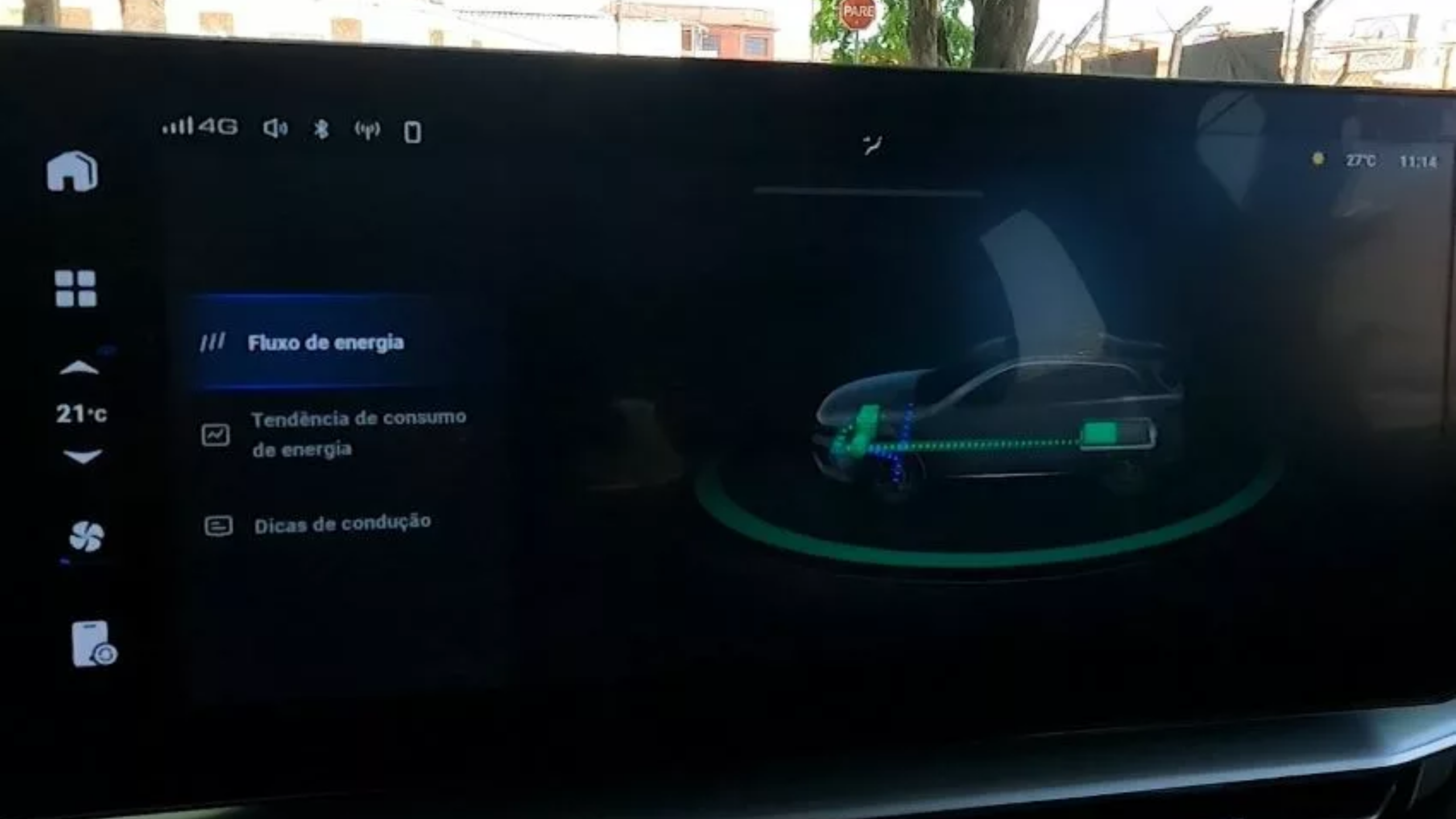 Painel digital do Haval H6 mostrando fluxo de energia entre motor elétrico e combustão