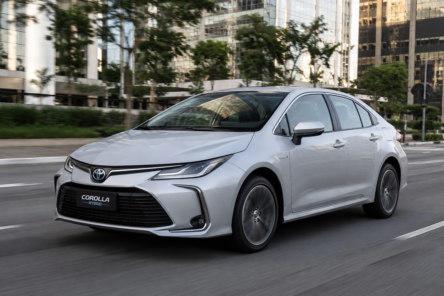 Toyota Corolla Hybrid em movimento em via urbana.