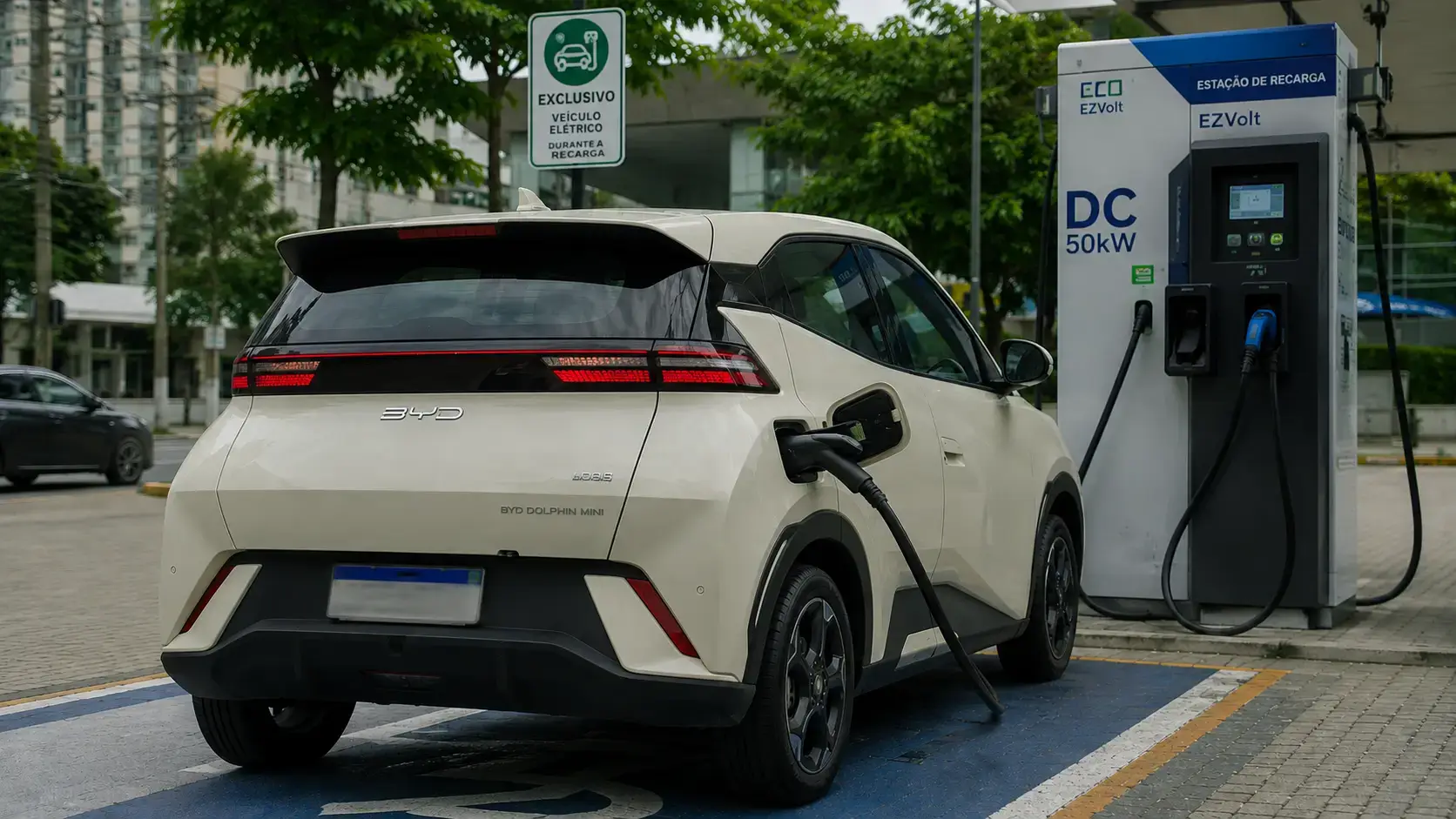 BYD Dolphin Mini em ponto de recarga rápida pública no Brasil