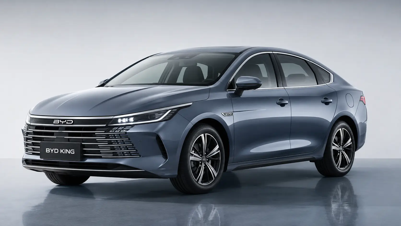 BYD King, sedã híbrido plug-in em vista frontal-lateral