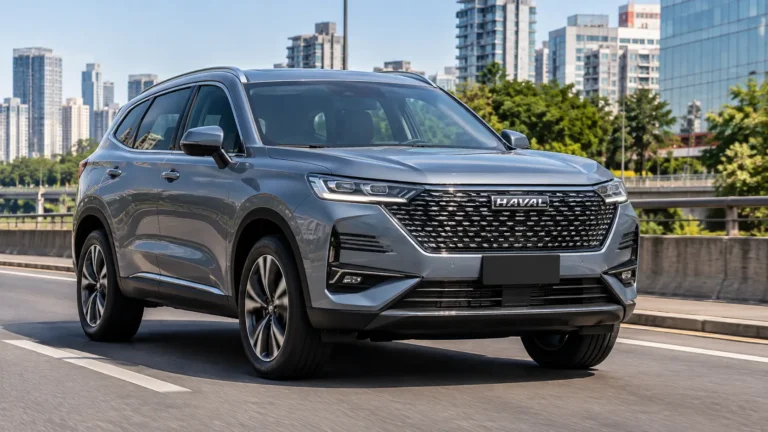 Aviso no painel do Haval H6 em SUV híbrido GWM em ambiente urbano