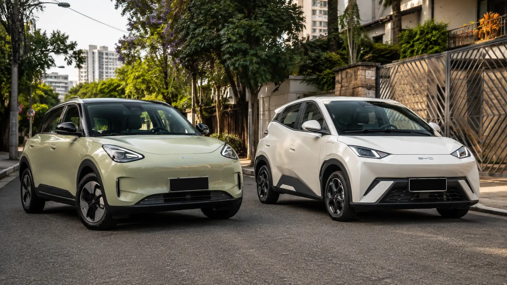 Geely EX2 e BYD Dolphin Mini comparados em uma rua brasileira